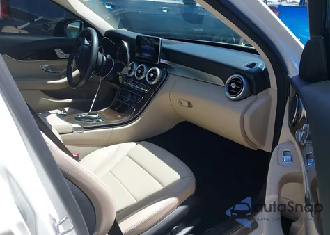 2017 Mercedes-Benz C 300 Luxury/Sport z USA, uszkodzony, nr VIN 55SWF4JB7HU227987